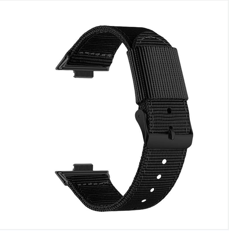 Schwarzes gewebtes Nylon-Uhrenarmband mit Metallschnalle und verstellbaren Löchern, isoliert auf weißem Hintergrund dargestellt.