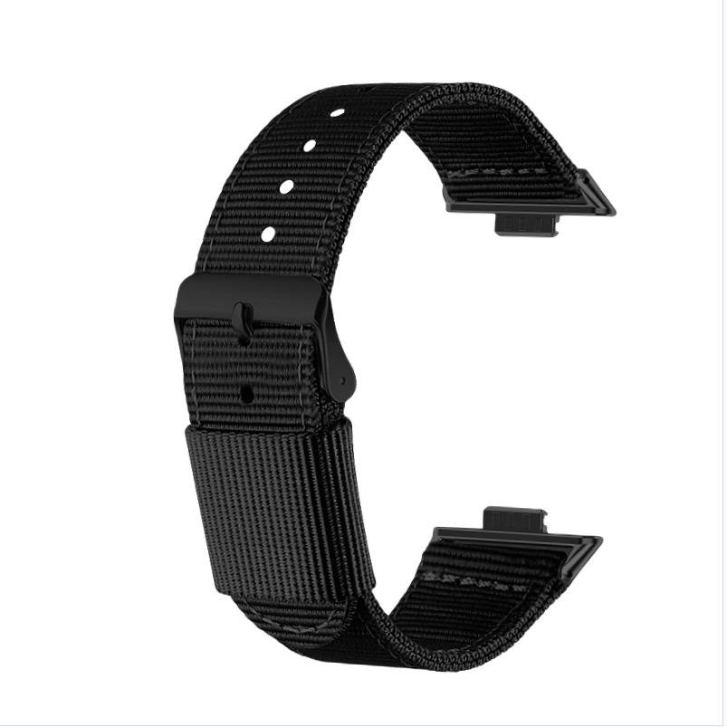 Schwarzes geflochtenes Nylon-Uhrenarmband mit Schnallenverschluss, isoliert auf weißem Hintergrund dargestellt.