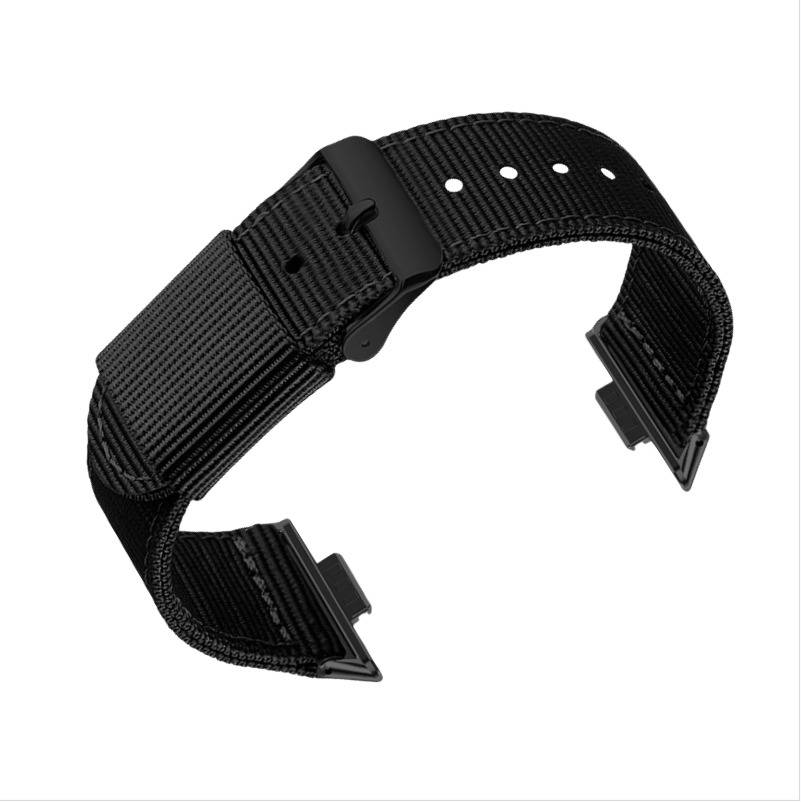 Schwarzes gewebtes Uhrenarmband mit Metallschnalle und mehreren Verstelllöchern auf weißem Hintergrund.