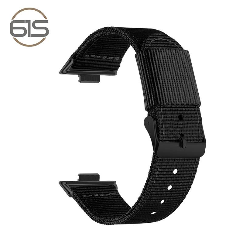 Schwarzes gewebtes Nylon-Uhrenarmband mit schwarzer Schnalle, zentriert auf weißem Hintergrund dargestellt.