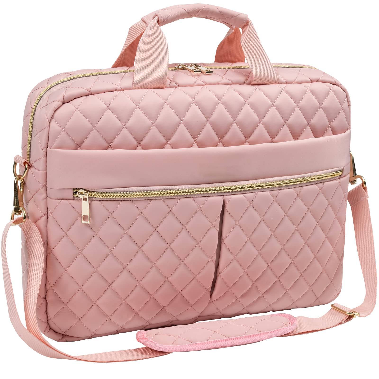 Rosa gesteppte Laptoptasche mit Griffen, vorderer Reißverschlusstasche und verstellbarem Schultergurt auf weißem Hintergrund.