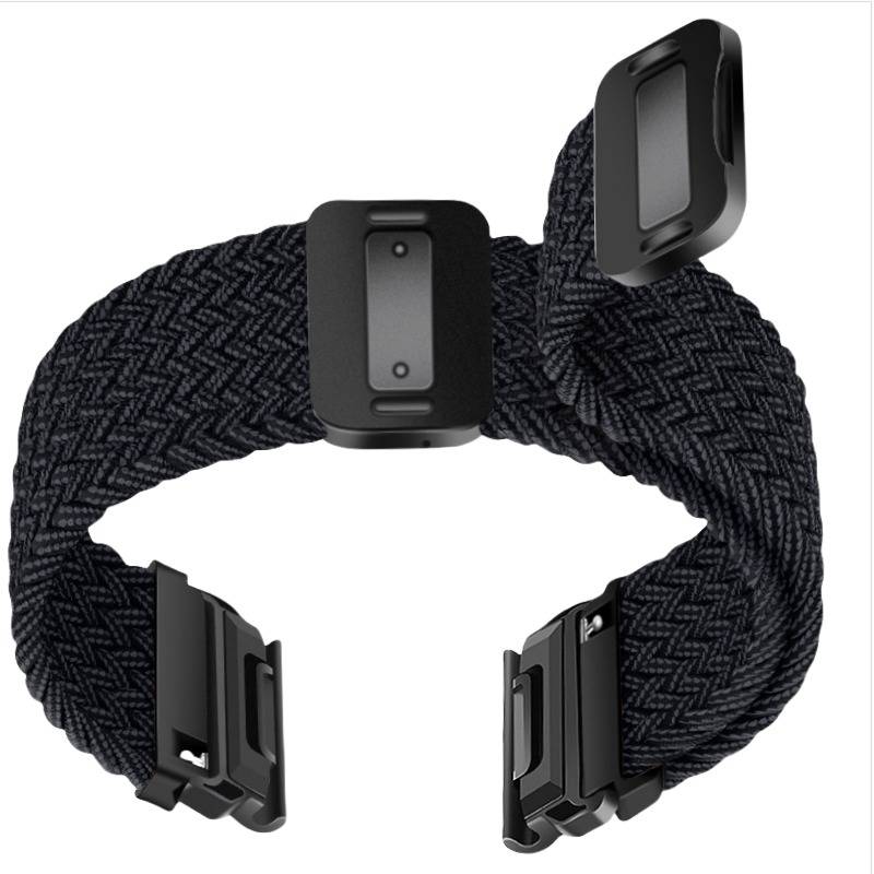 Schwarzes geflochtenes gewebtes Uhrenarmband mit schwarzen magnetischen Verschlusssteckern auf weißem Hintergrund.