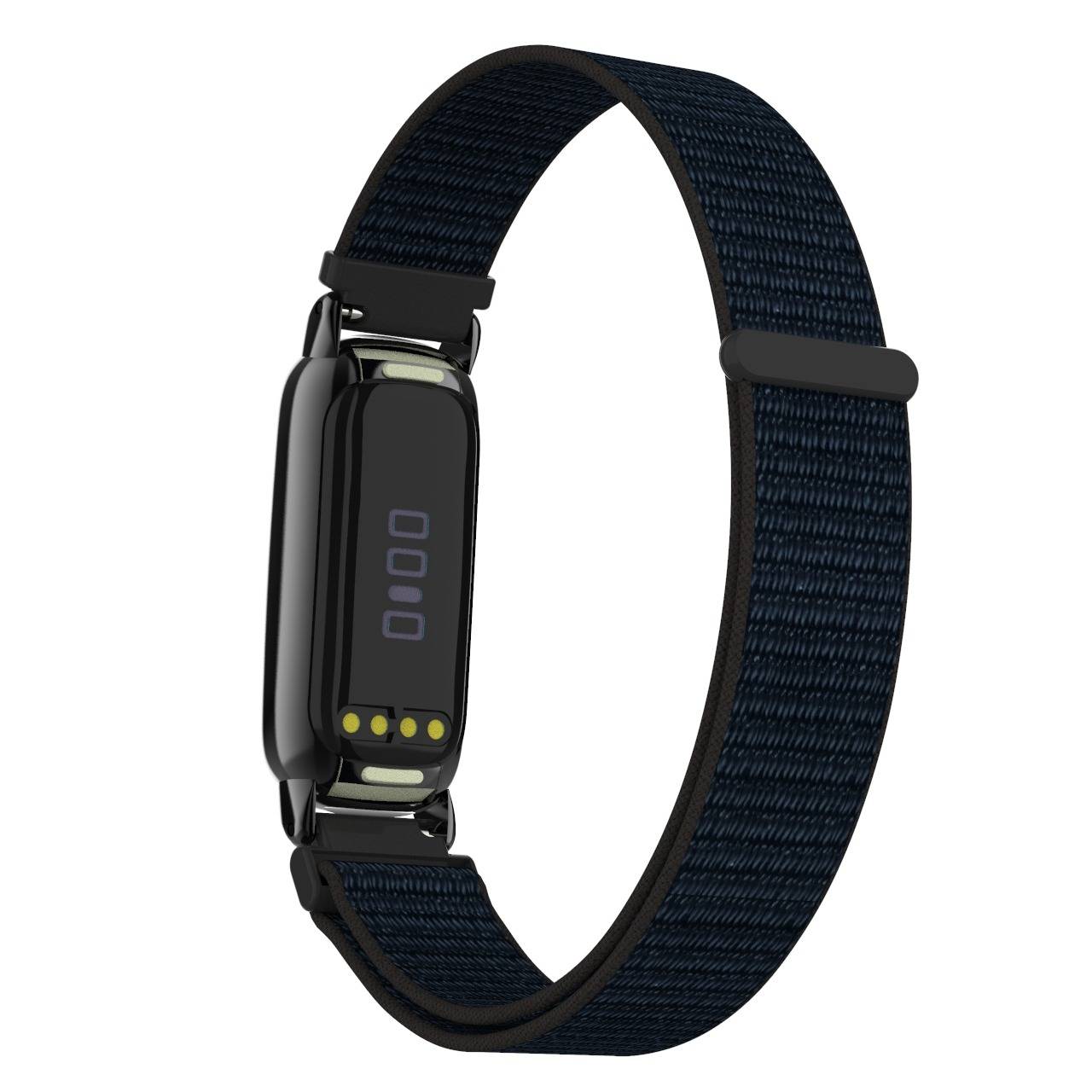 Ein schwarzer Fitness-Tracker mit rechteckigem Display und dunkelgewebtem Armband auf weißem Hintergrund.