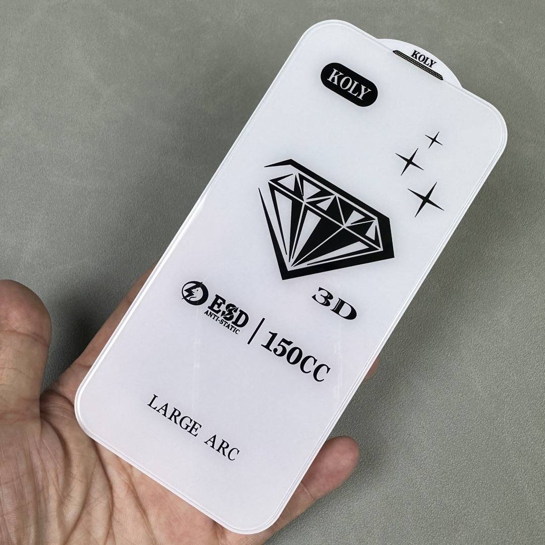 Hand hält ein weißes Tablett für 3D-Wimpern von 'KOLY' mit der Bezeichnung '3D', 'E3D', '150CC' und 'LARGE ARC' mit Diamantsymbol.