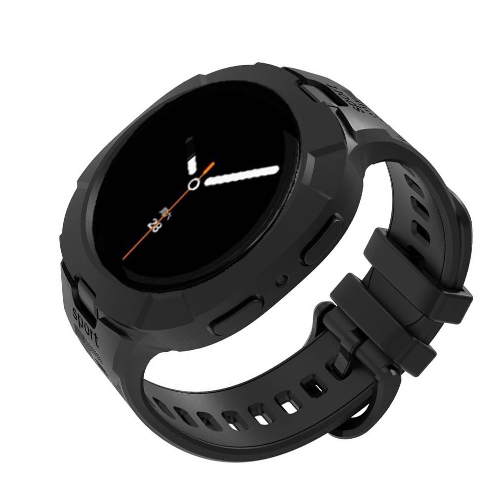 Schwarze runde Smartwatch mit analogem Zifferblatt und Silikonarmband, angewinkelt auf weißem Hintergrund dargestellt.