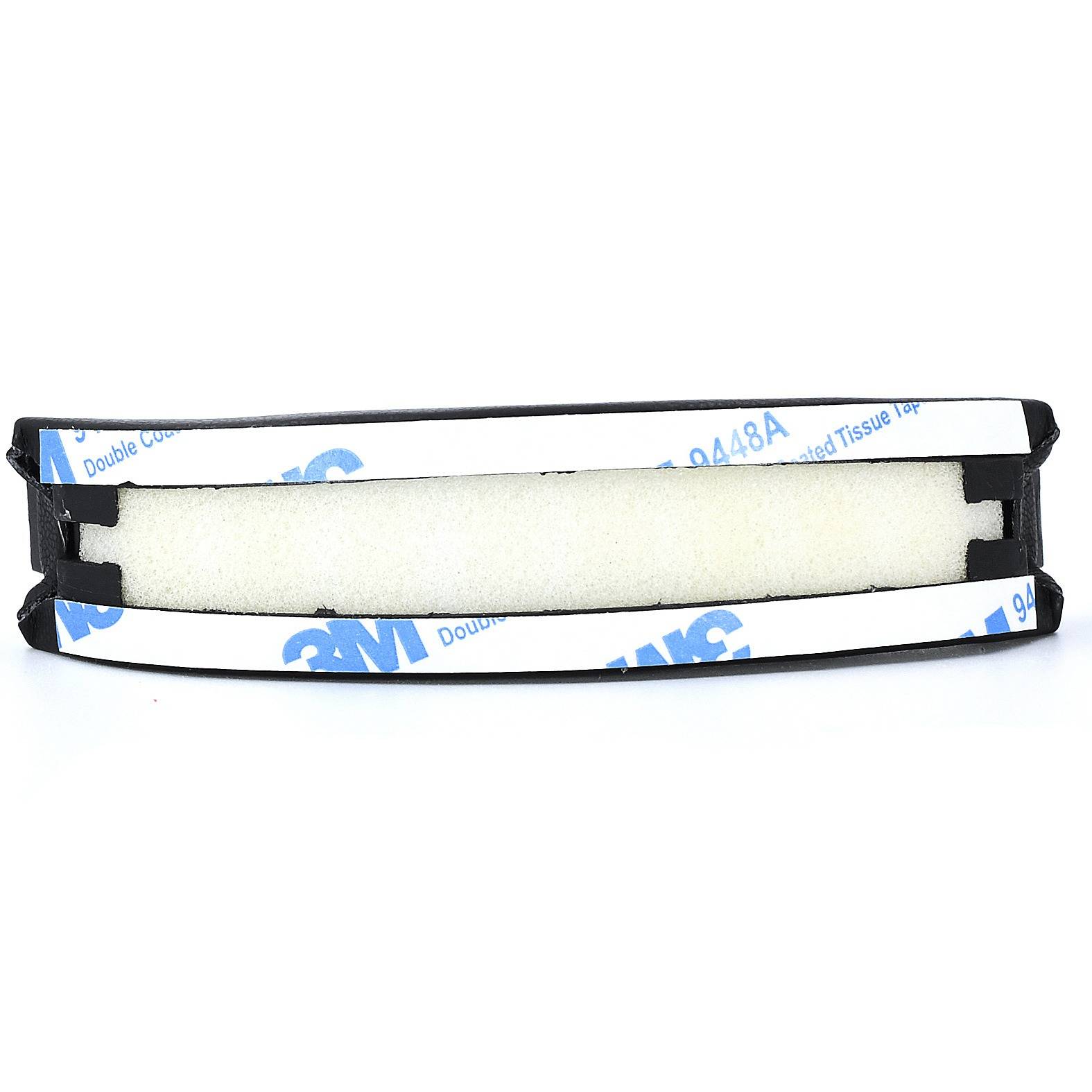 Ein schwarz-weißes Klebeband mit Schaumstoffpolsterung und 3M doppelseitigem Klebeband, isoliert auf weißem Hintergrund dargestellt.