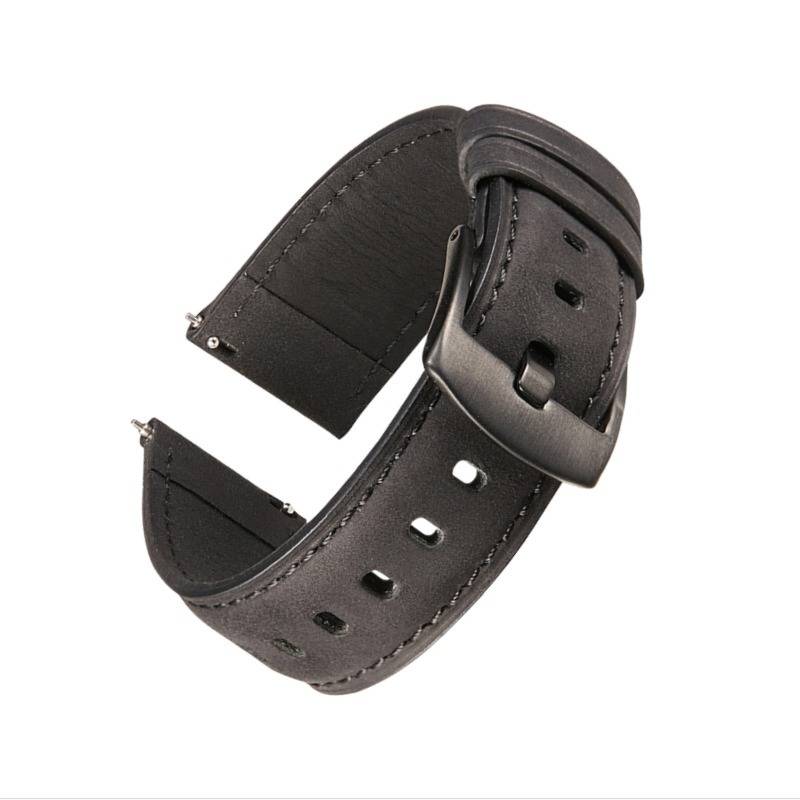 Schwarzes Lederuhrenarmband mit Schnalle und Verstellungslöchern, gezeigt auf einfach weißem Hintergrund.