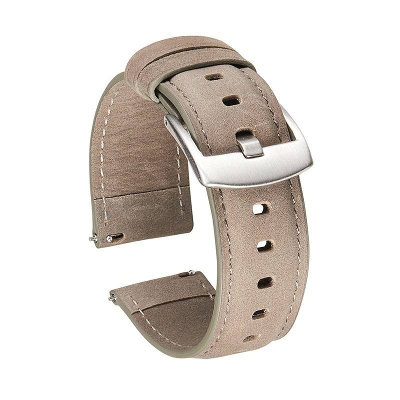 Beige Lederarmband mit gesteppten Kanten und silberner Schnalle, isoliert auf weißem Hintergrund dargestellt.