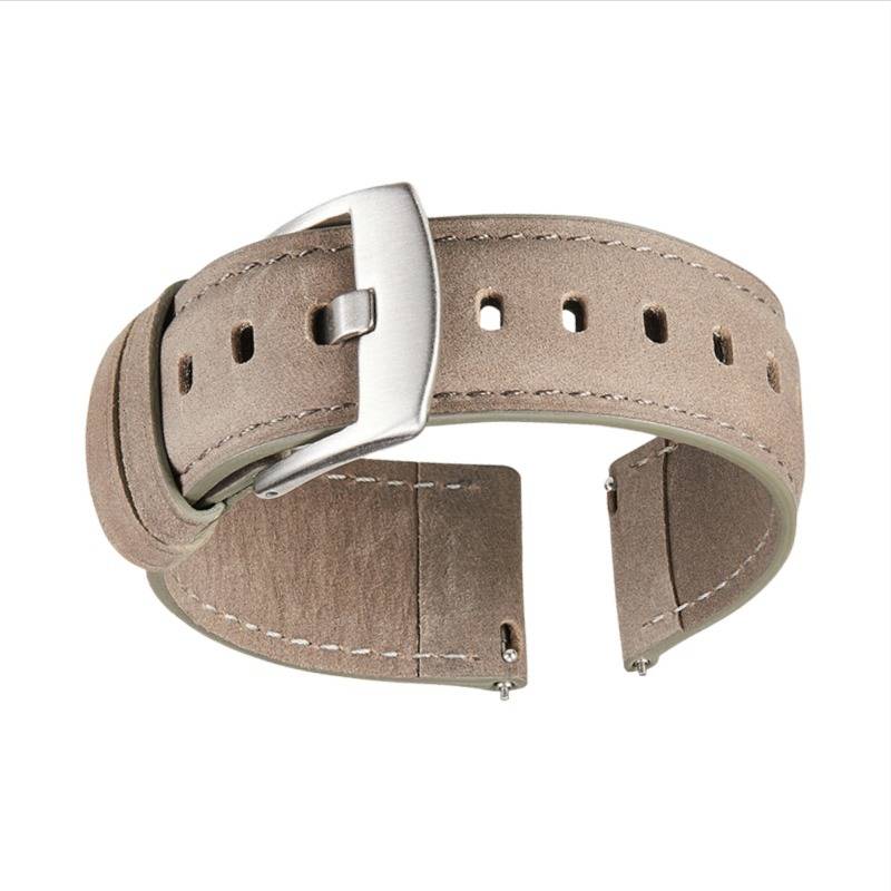 Beigefarbenes Lederarmband mit silberner Schnalle und mehreren Verstelllöchern auf weißem Hintergrund.