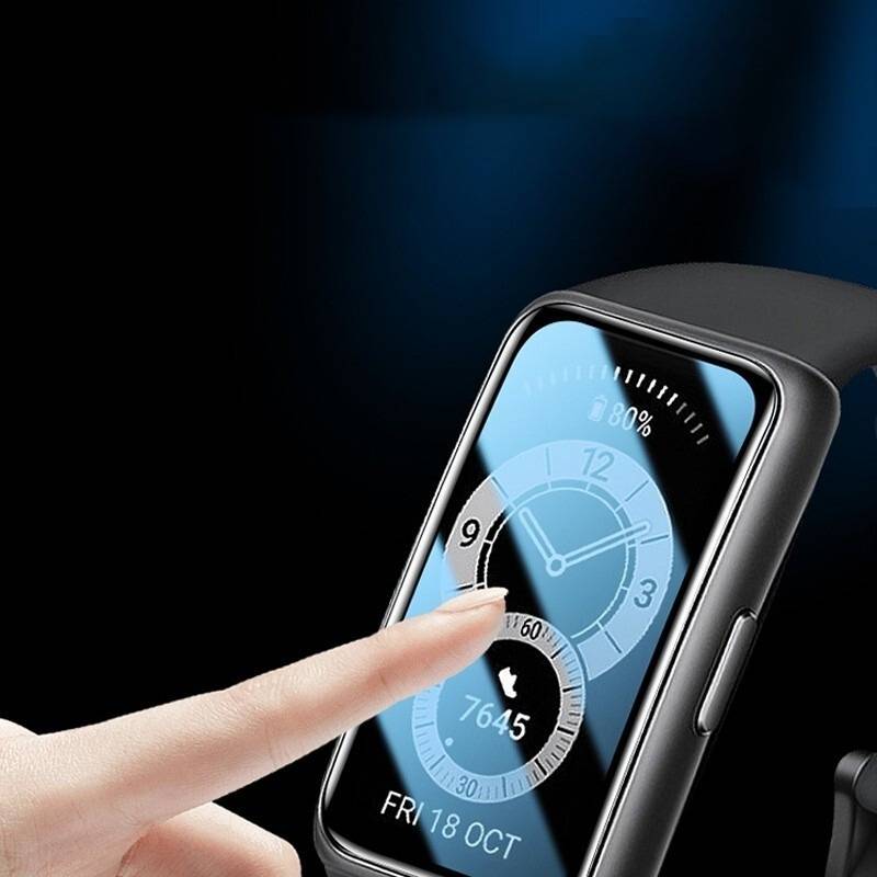 Nahaufnahme einer Smartwatch, die kreisförmige Gesundheits- und Zeitzifferblätter anzeigt, während ein Finger den Touchscreen antippt.