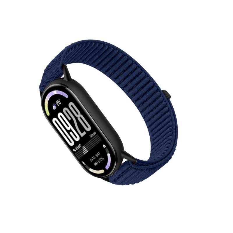 Eine schwarze Fitness-Smartwatch mit einem marineblauen gewebten Armband, auf weißem Hintergrund dargestellt, mit dem Bildschirm, der die Uhrzeit und Aktivitätsstatistiken anzeigt.