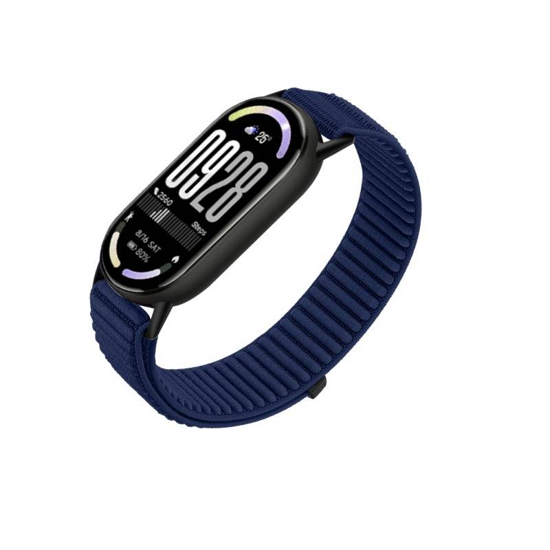 Eine blaugebänderte Fitness-Smartwatch mit schwarzem ovalem Zifferblatt, das die Uhrzeit, Schritte und Gesundheitsmetriken auf weißem Hintergrund anzeigt.