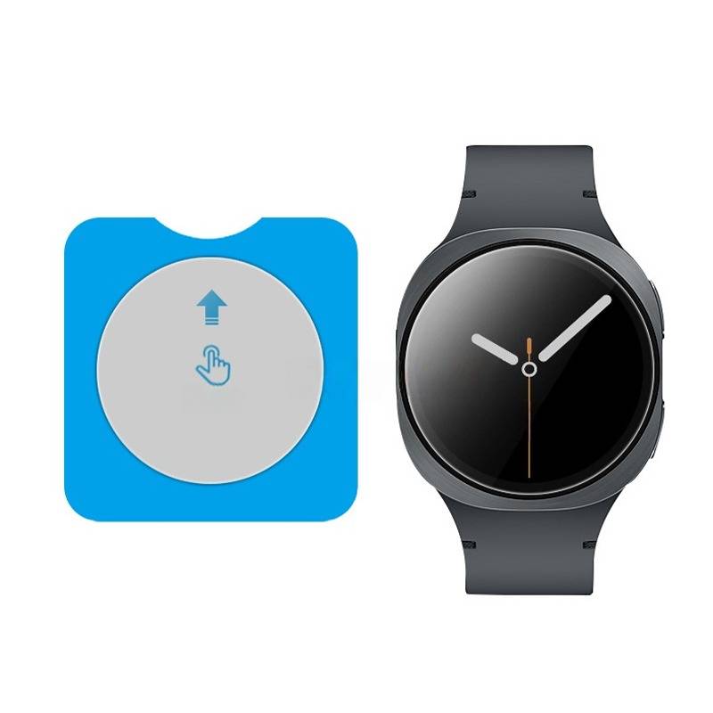 Samsung-Smartwatch neben einem blauen Ladekissen, mit einem Pfeil und Fingersymbol, das anzeigt, dass die Uhr angehoben oder auf dem Ladegerät platziert werden sollte.