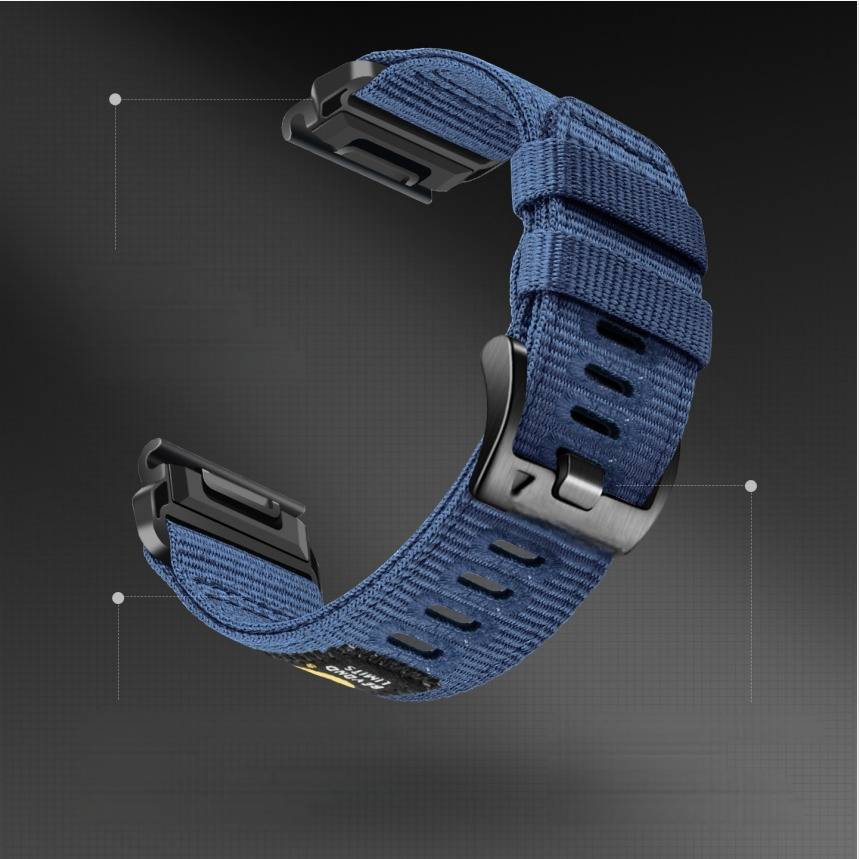 Blaues geflochtenes Uhrenarmband mit schwarzer Schnalle und Verschluss, isoliert auf dunklem Hintergrund dargestellt.