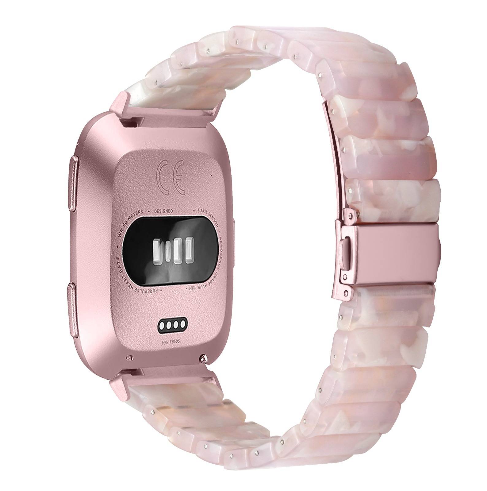 Rosa Smartwatch von hinten gezeigt, wobei die Ladekontakte und das durchscheinende marmorierte Armband auf weißem Hintergrund hervorgehoben werden.
