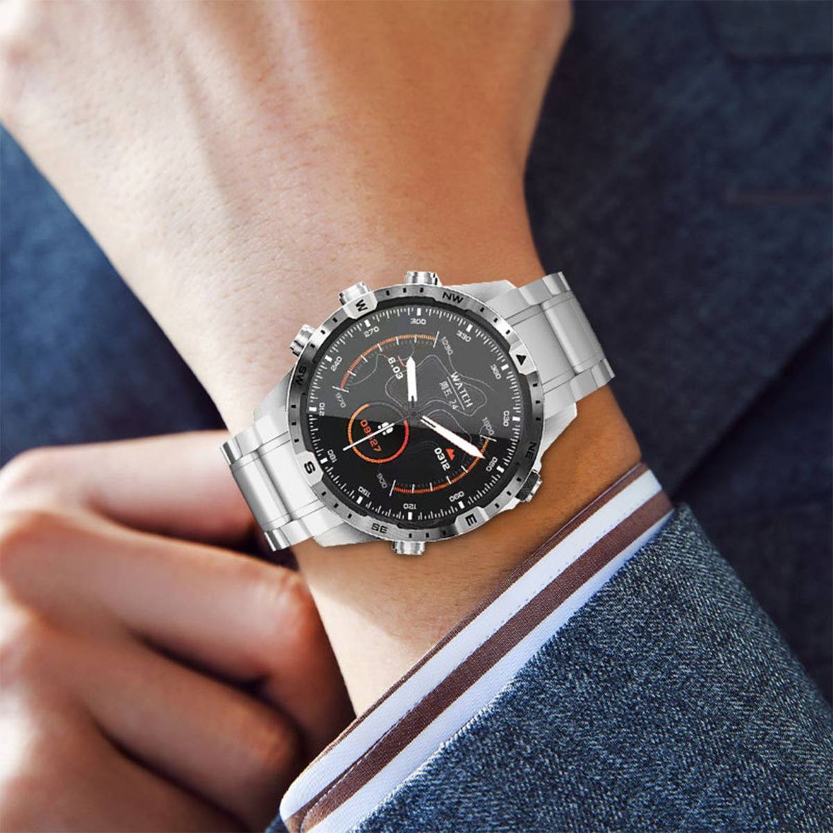 Nahaufnahme einer Person, die eine silberne Metallarmbanduhr mit schwarzem Chronographen-Zifferblatt an ihrem Handgelenk einstellt.