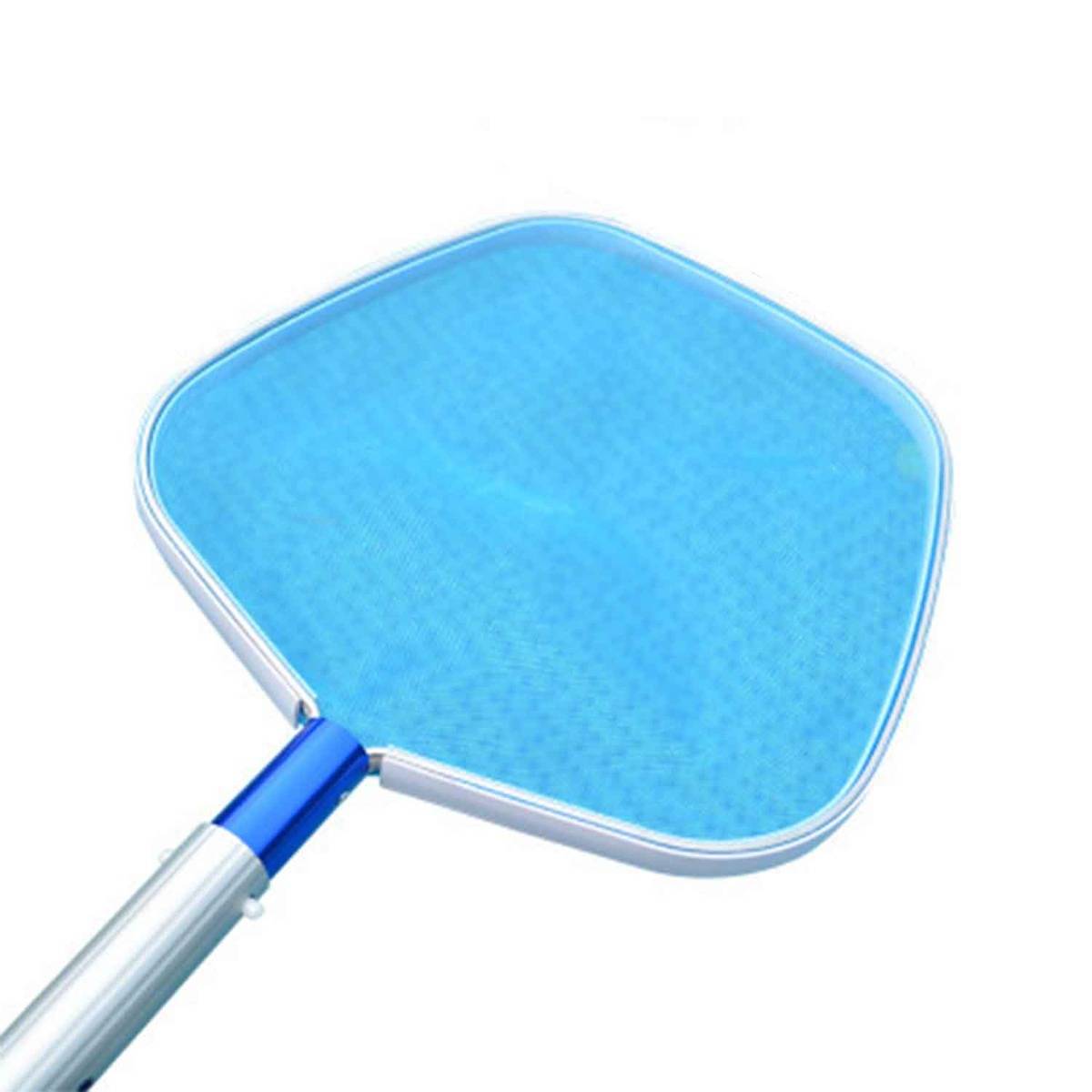 Blauer Pool-Skimmernetz mit langem Griff auf weißem Hintergrund.