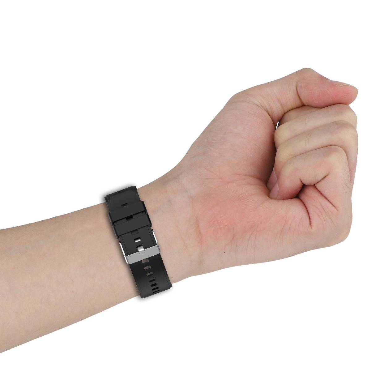 Eine geballte Faust mit einer schwarzen Armbanduhr oder einem Fitness-Tracker auf einfachem weißem Hintergrund.