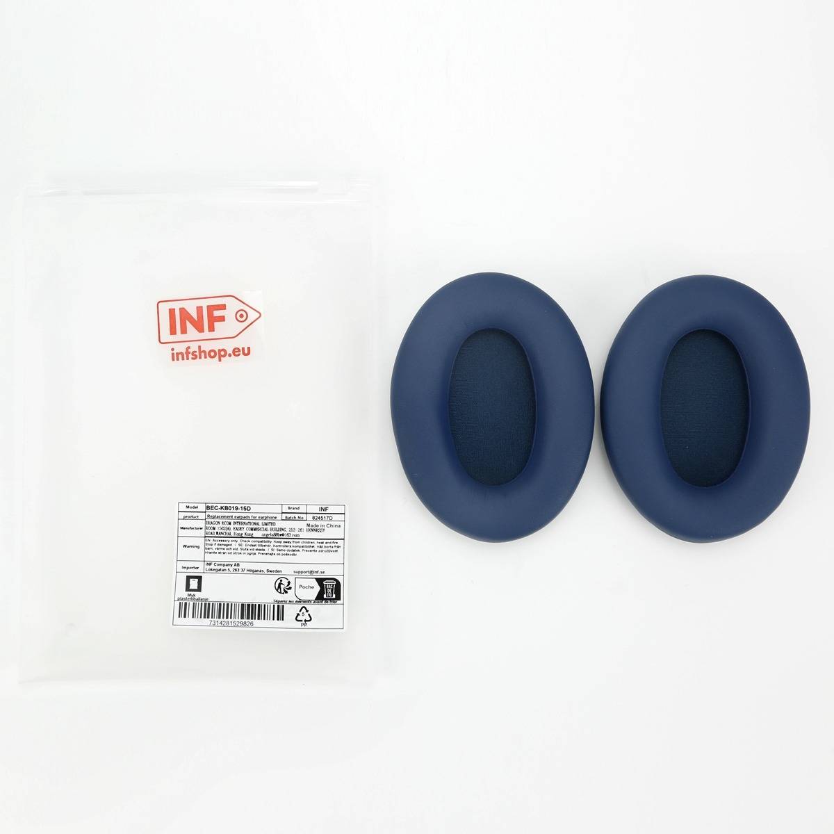 Paar dunkelblauer ovaler Ohrpolster neben einer weißen Verpackungstasche mit der Aufschrift "INF"" und Produktdetails.