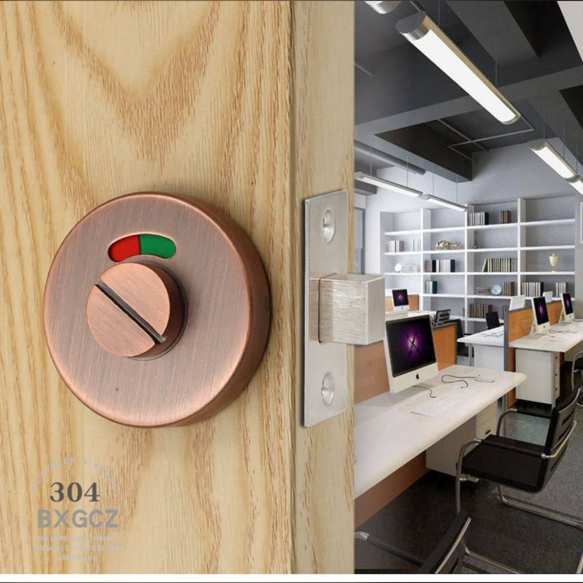 Nahaufnahme eines kupferfarbenen Datenschutzsperrschlosses an einer Holztür, mit einem modernen Büro im Hintergrund, das durch die Türöffnung sichtbar ist.