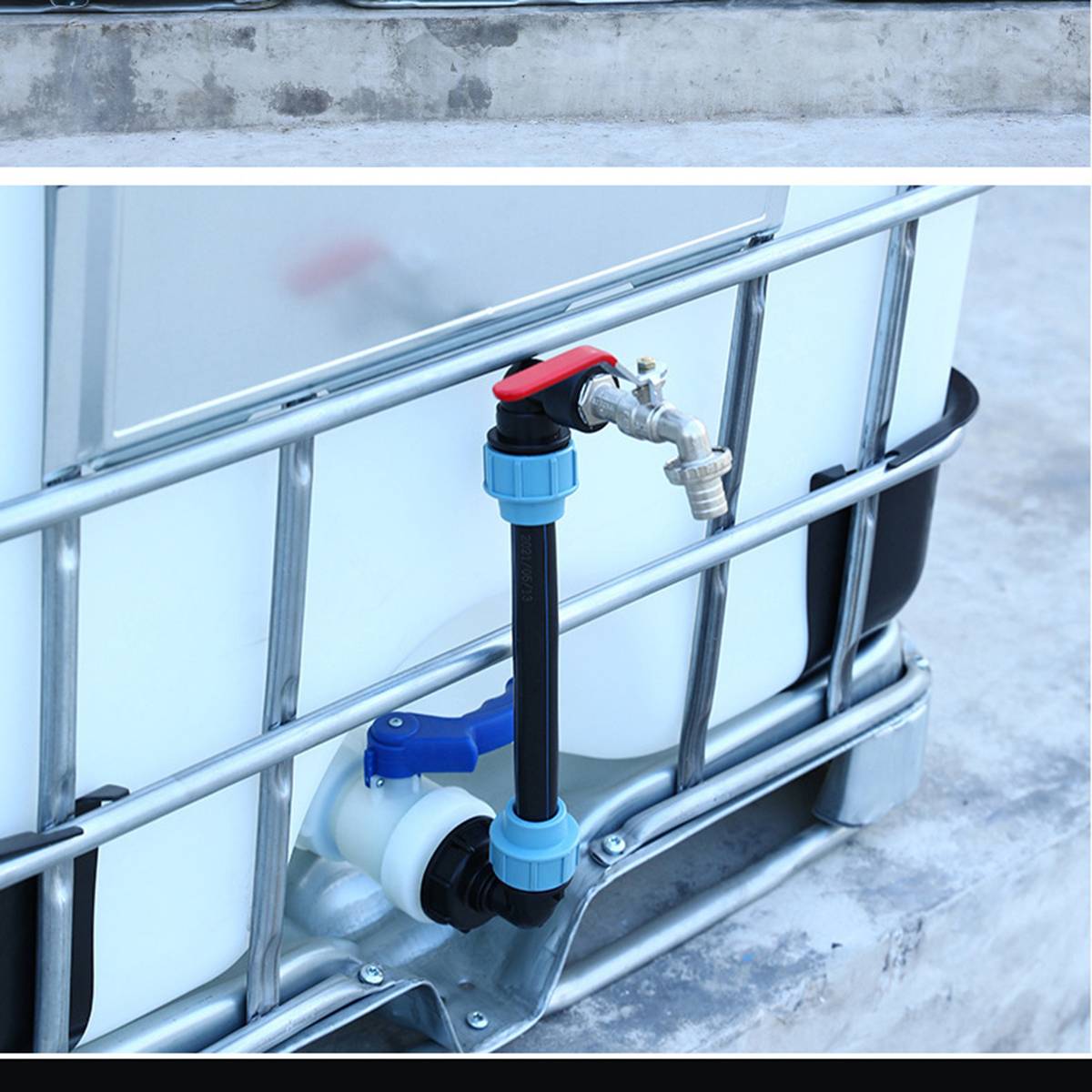 Nahaufnahme eines IBC-Wassertanks mit einem schwarzen Kunststoffauslassrohr, rotem Ventil und blauen Armaturen, die in einem Metallrahmen auf Beton montiert sind.