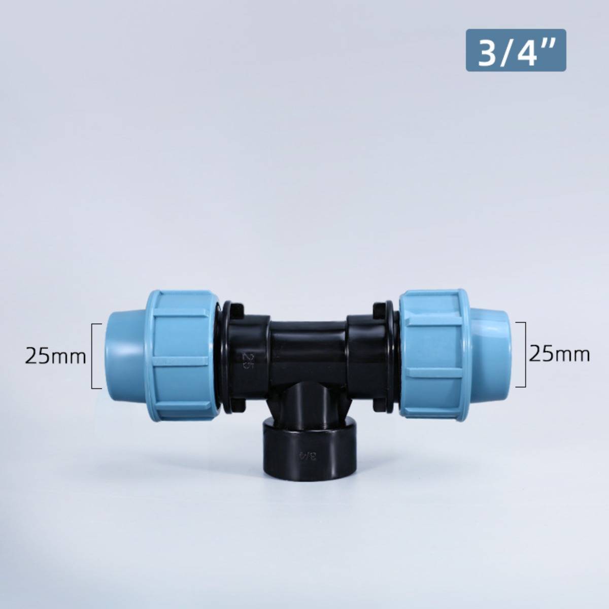 Schwarze Kunststoff-T-Verschraubung 3/4 Zoll mit blauen Quetschverschlüssen, auf beiden Seiten mit 25 mm gekennzeichnet, vor einem schlichten Hintergrund dargestellt.