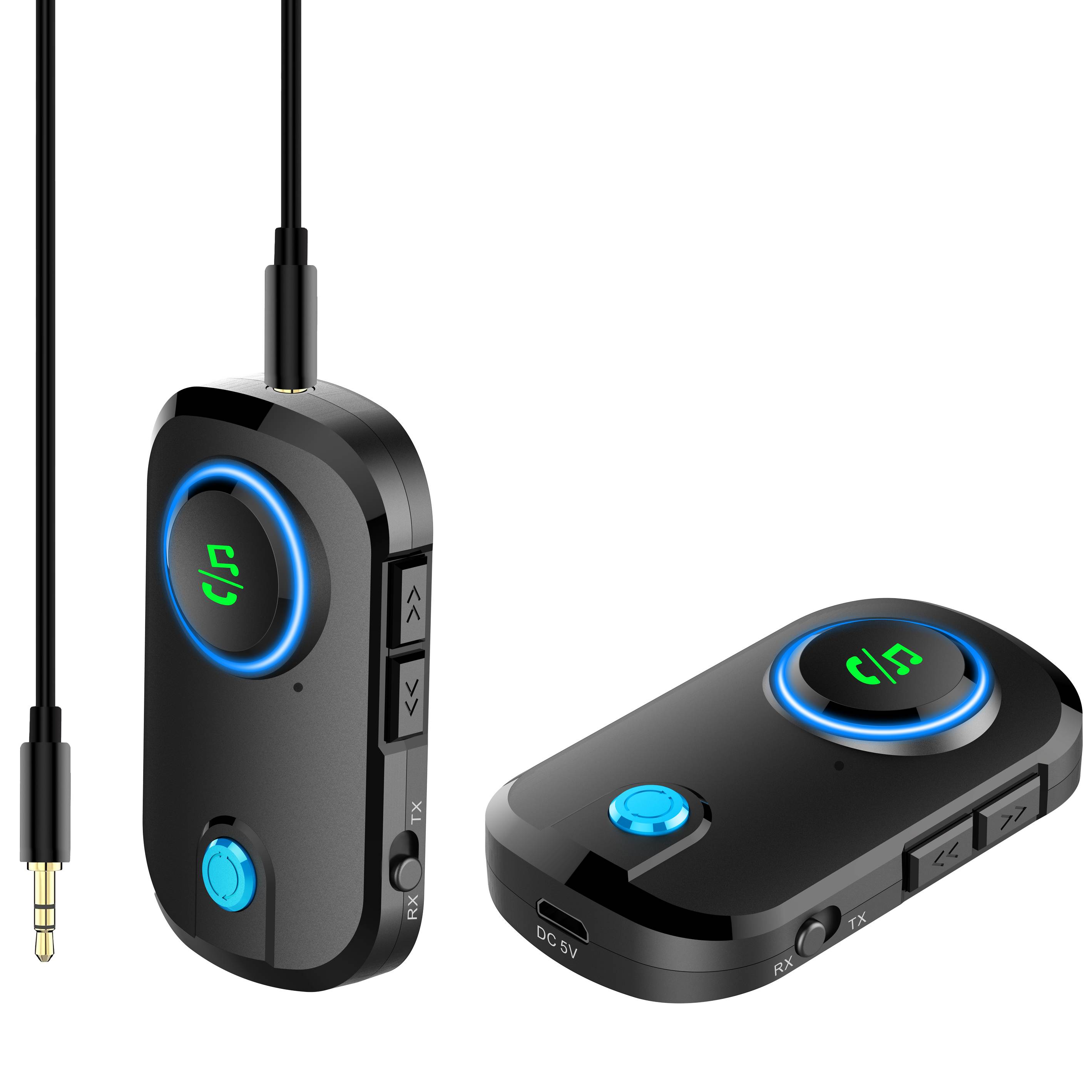 Schwarzer Bluetooth-Audioadapter mit leuchtendem blauem Display und Tasten, aufrecht und flach liegend dargestellt, mit angeschlossenem 3,5-mm-Stecker und USB-Kabel.