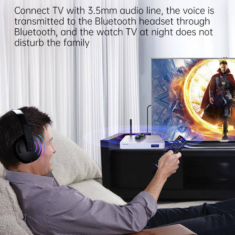 Ein Mann mit Bluetooth-Kopfhörern schaut Fernsehen und nutzt eine Fernbedienung; ein Set-Top-Box verbindet sich mit dem Fernseher über 3,5-mm-Audio, mit Text über privates nächtliches Fernsehen.