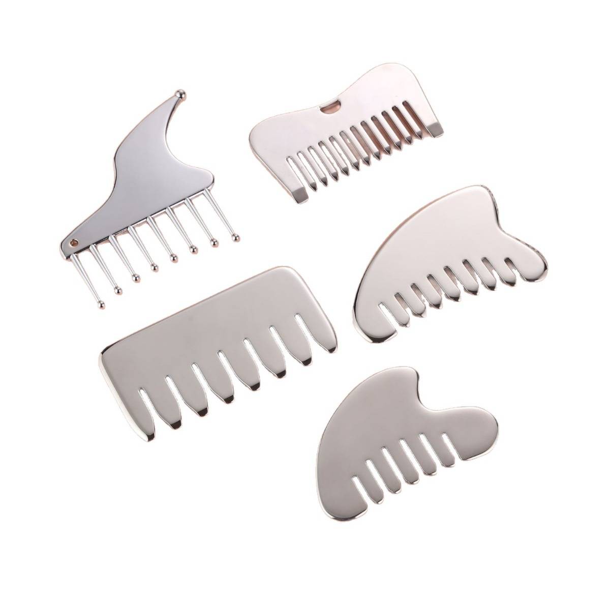 Fünf silberne Metall-Kopfhautmassagerkämme mit unterschiedlichen Zahndesigns, die auf weißem Hintergrund angezeigt werden.