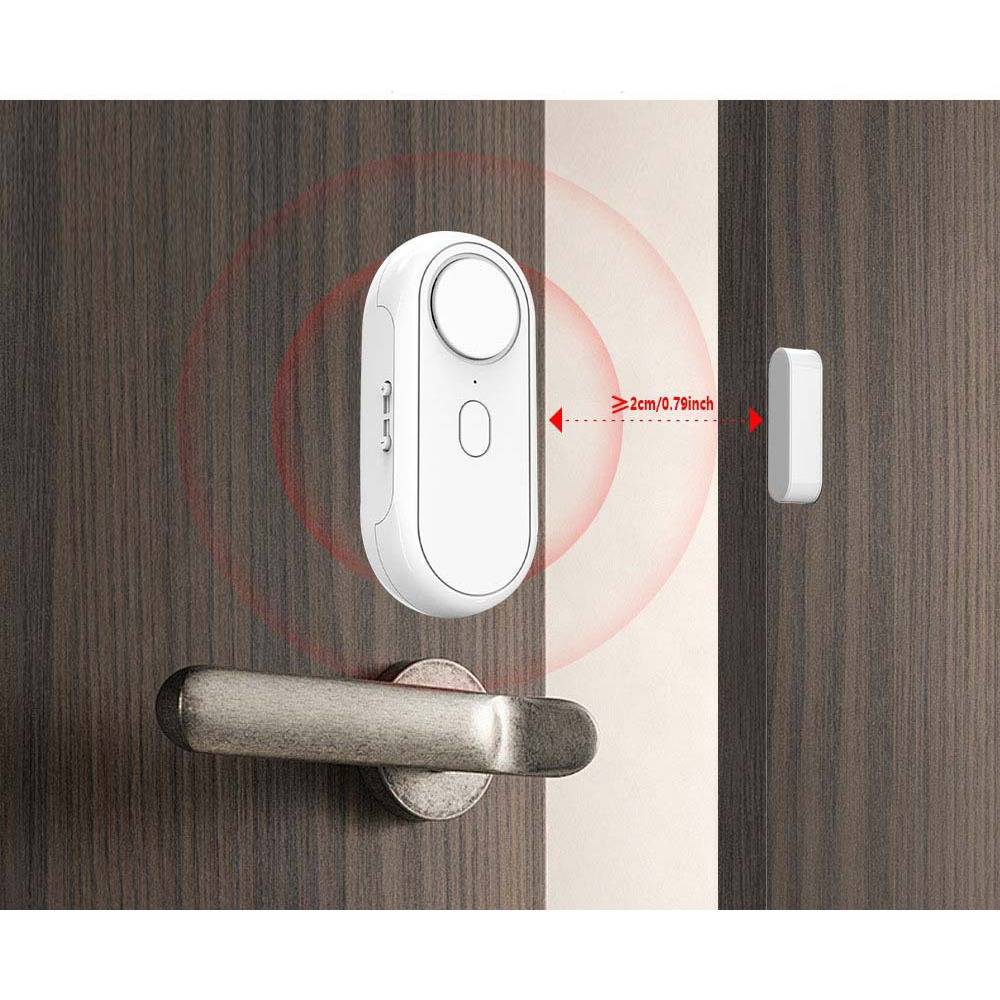 Türsensor und Alarm neben einem Türgriff montiert, mit einem Mindestabstand von 2 cm zwischen dem Sensor und dem magnetischen Kontakt.