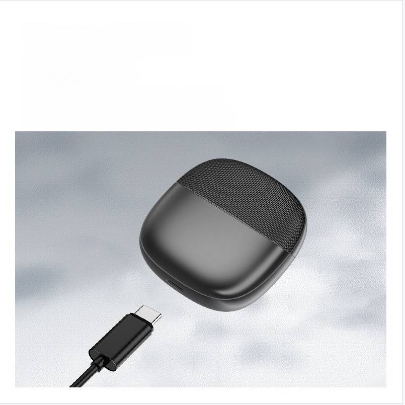 Schwarze kabellose Ohrhörer mit Ladeetui und USB-C-Kabelstecker auf hellem Hintergrund.