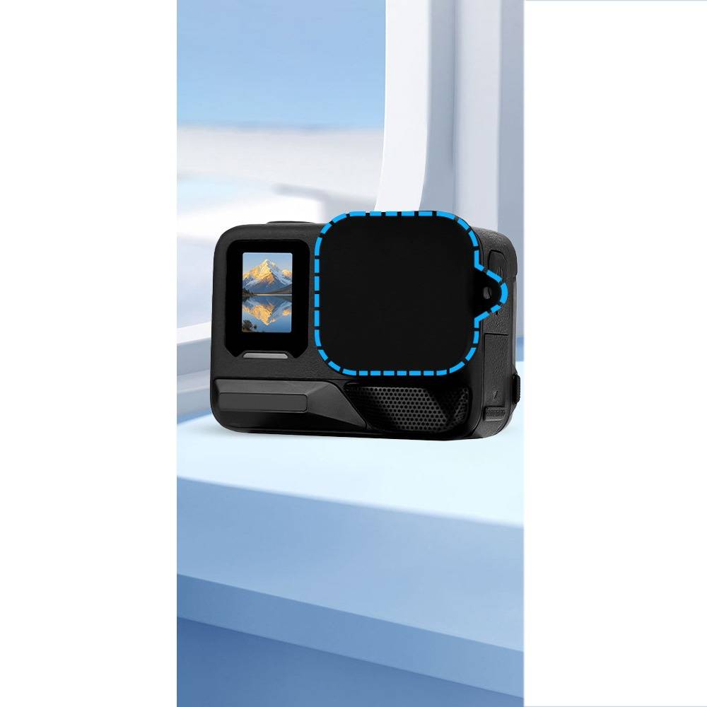 Schwarze Action-Kamera mit frontalem Display und hervorghobenem hinterem Touchscreen auf weißem und blauem Hintergrund