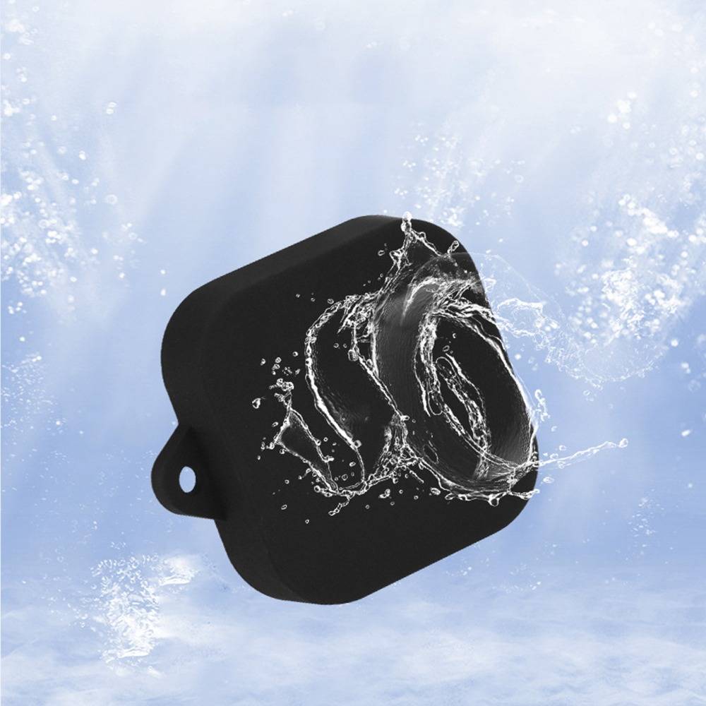 Schwarzes rechteckiges Action-Kamera-Gehäuse mit einer seitlichen Befestigungsschleife, gezeigt unter Wasser mit einem Wasserspritzer vor blauem aquatischem Hintergrund.