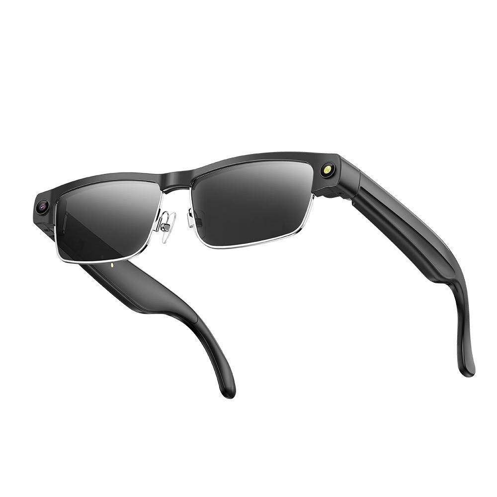 Schwarze, umschließende intelligente Sonnenbrille mit dunklen Gläsern und integrierten Seitenkameras, vor weißem Hintergrund dargestellt.