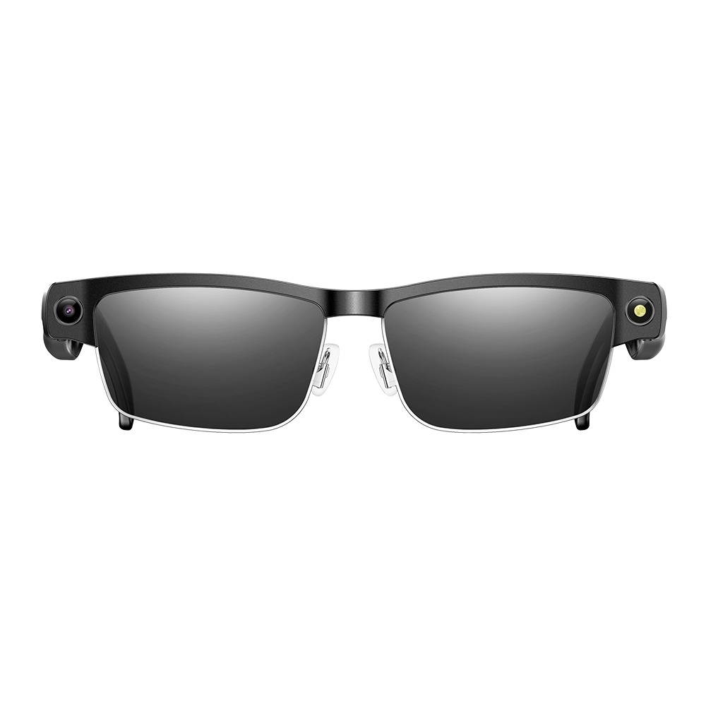 Schwarze intelligente Sonnenbrille mit eingebauten Kameras an beiden Bügeln und dunkel getönten Gläsern, auf weißem Hintergrund dargestellt.