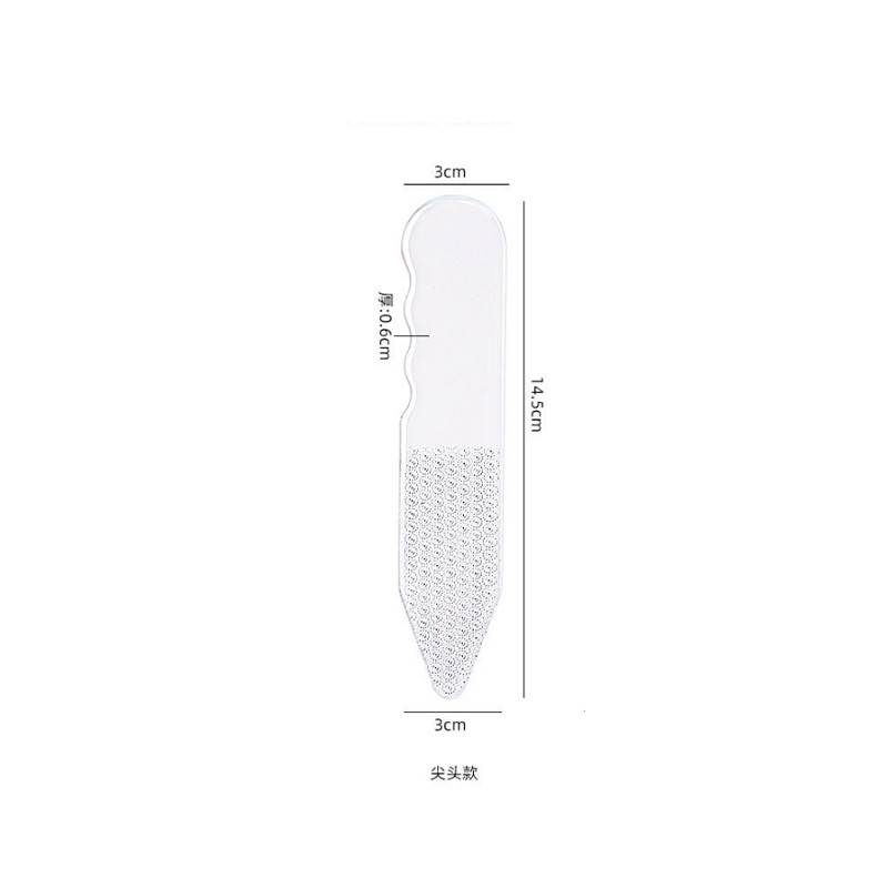 Weiße strukturierte Nagelfeile mit spitzer Spitze, mit gekennzeichneten Abmessungen von 14,5 cm Länge und 3 cm Breite, mit einem 0,6 cm Griffabschnitt.