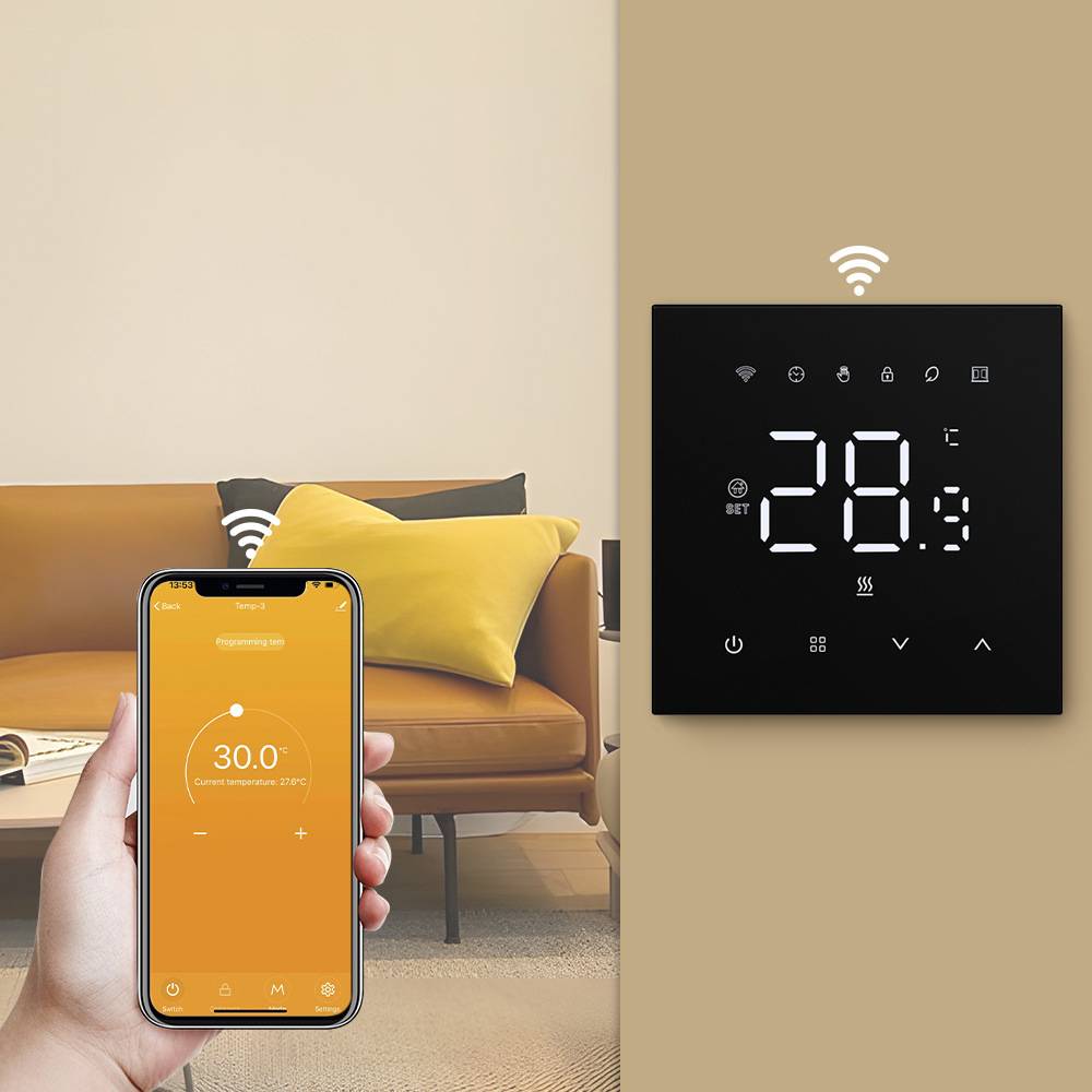 Smartphone-App zur Steuerung eines wandmontierten digitalen Thermostats, die 30,0°C auf dem Telefon und 28,9°C auf dem Thermostat in einem Wohnzimmer anzeigt.
