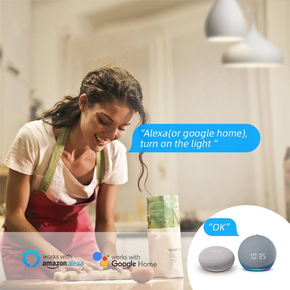 Lächelnde Frau in einer Küche spricht einen Sprachbefehl: „Alexa (oder Google Home), mach das Licht an