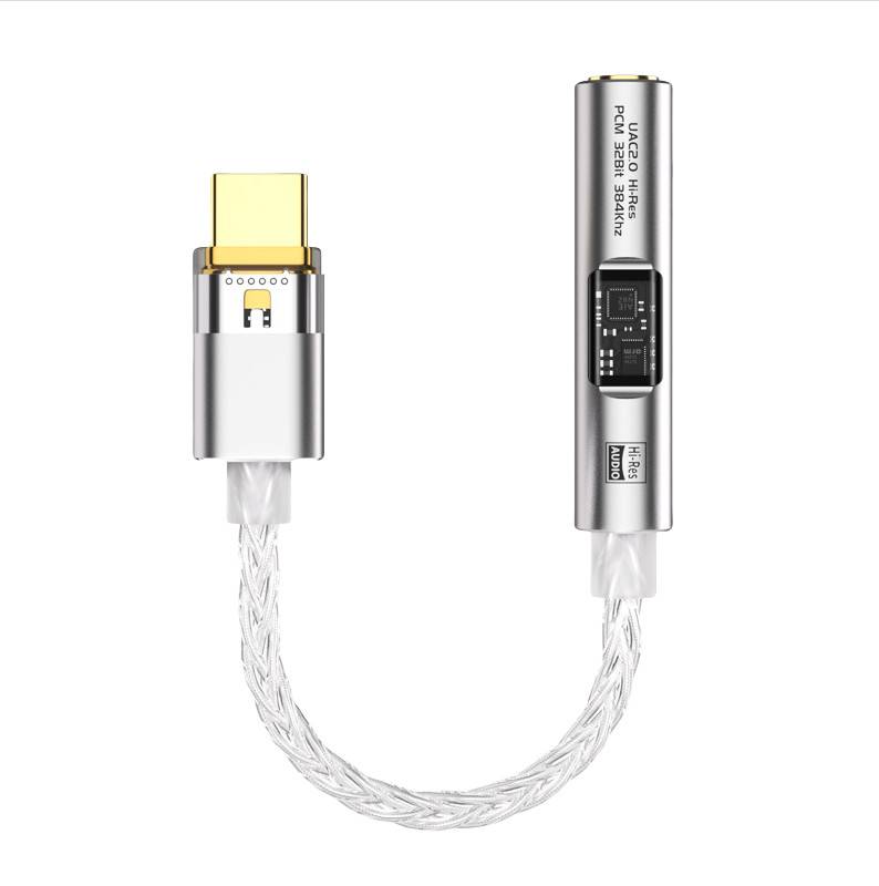 Silbernes geflochtenes USB-C-Audiokabel mit integriertem Steuerungsmodul und vergoldetem Stecker auf weißem Hintergrund.