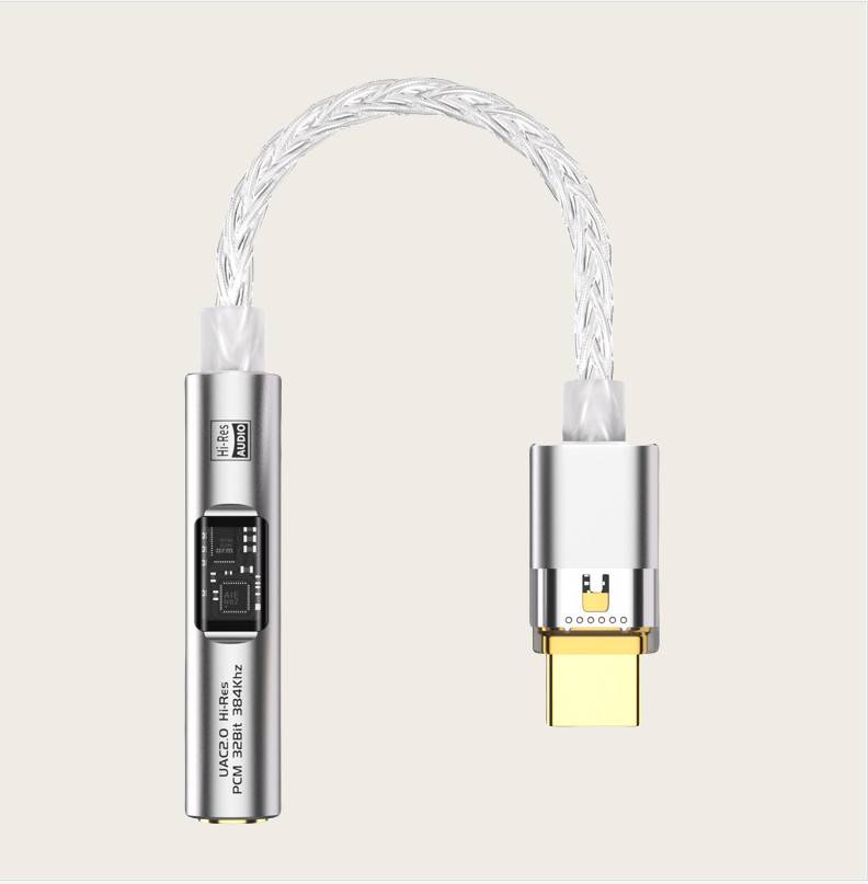 USB-C zu 3,5mm Audio-Adapterkabel mit geflochtenem transparentem Kabel und metallischen Steckern auf einfachem Hintergrund.