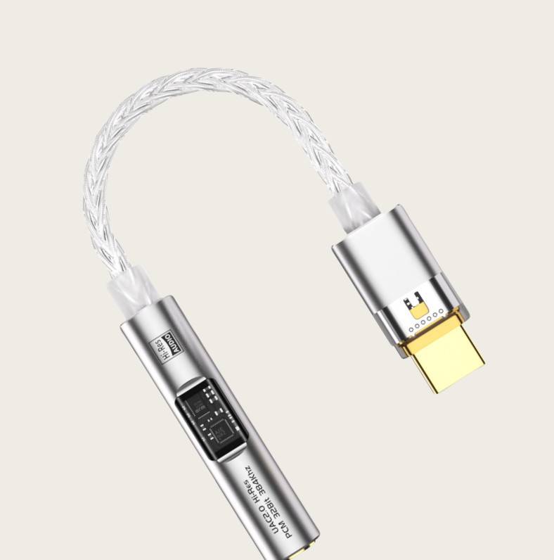 Silbernes USB-C-Kabel mit transparierter geflochtener Schlaufe, gezeigt als kompaktes Hardware-Zubehör auf hellem, einfarbigem Hintergrund.