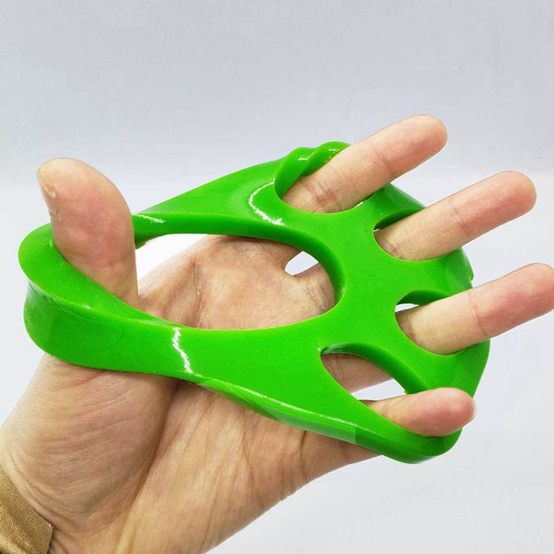 Hand, die ein leuchtend grünes, dehnbares Fingerspreizspieltzeug trägt, wobei jeder Finger durch Schleifen getrennt ist.
