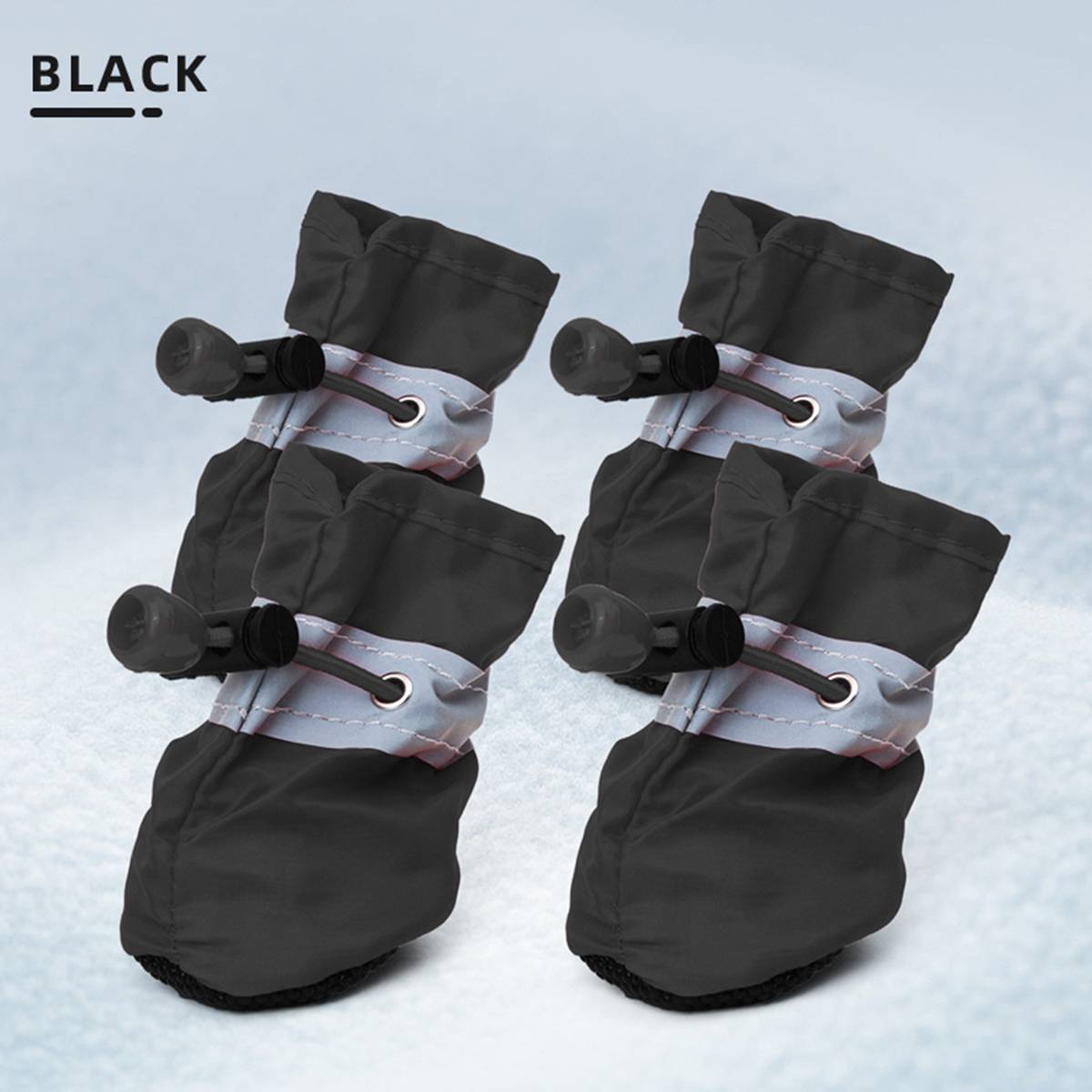 Vier schwarze Hundeschuhe mit verstellbaren Riemen und reflektierenden Bändern, gezeigt in einem Produktfoto auf hellem Hintergrund.