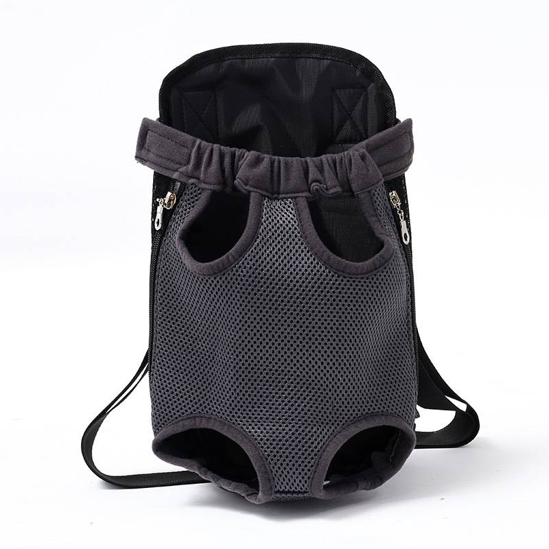 Grauer Mesh-Haustierrucksack mit Öffnungen für einen kleinen Hund oder eine Katze, Vorderansicht auf weißem Hintergrund.
