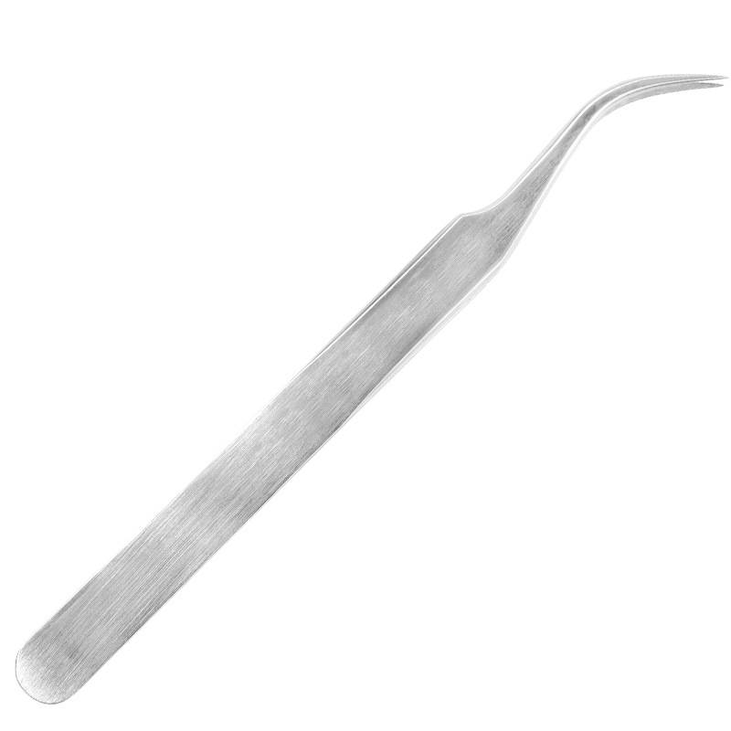 Silberne abgewinkelte Pinzette mit spitzer Spitze auf weißem Hintergrund.