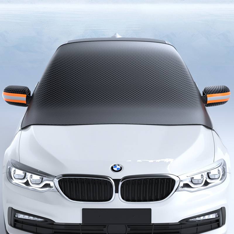 Vorderansicht einer weißen BMW-Limousine mit einer Motorhaube mit Karbonfaser-Muster und orange akzentuierten Seitenspiegeln, gezeigt vor einem hellblauen Hintergrund.