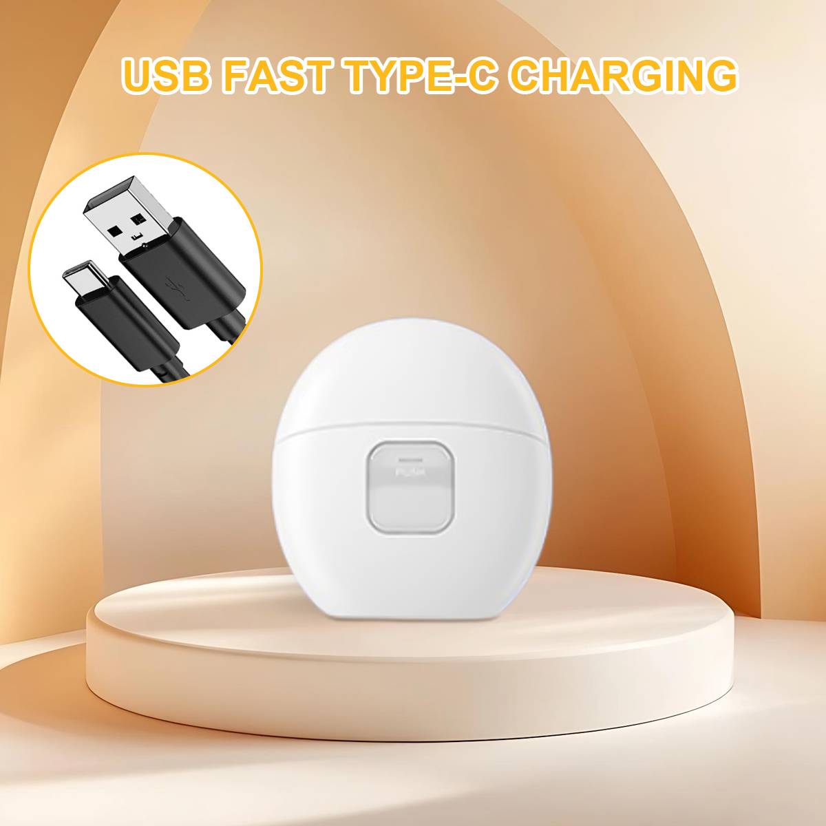 Weißes kompaktes Ladeetui auf einem Sockel mit eingefügtem Bild eines USB-A-zu-USB-C-Kabels und Text „USB FAST TYPE-C CHARGING".
