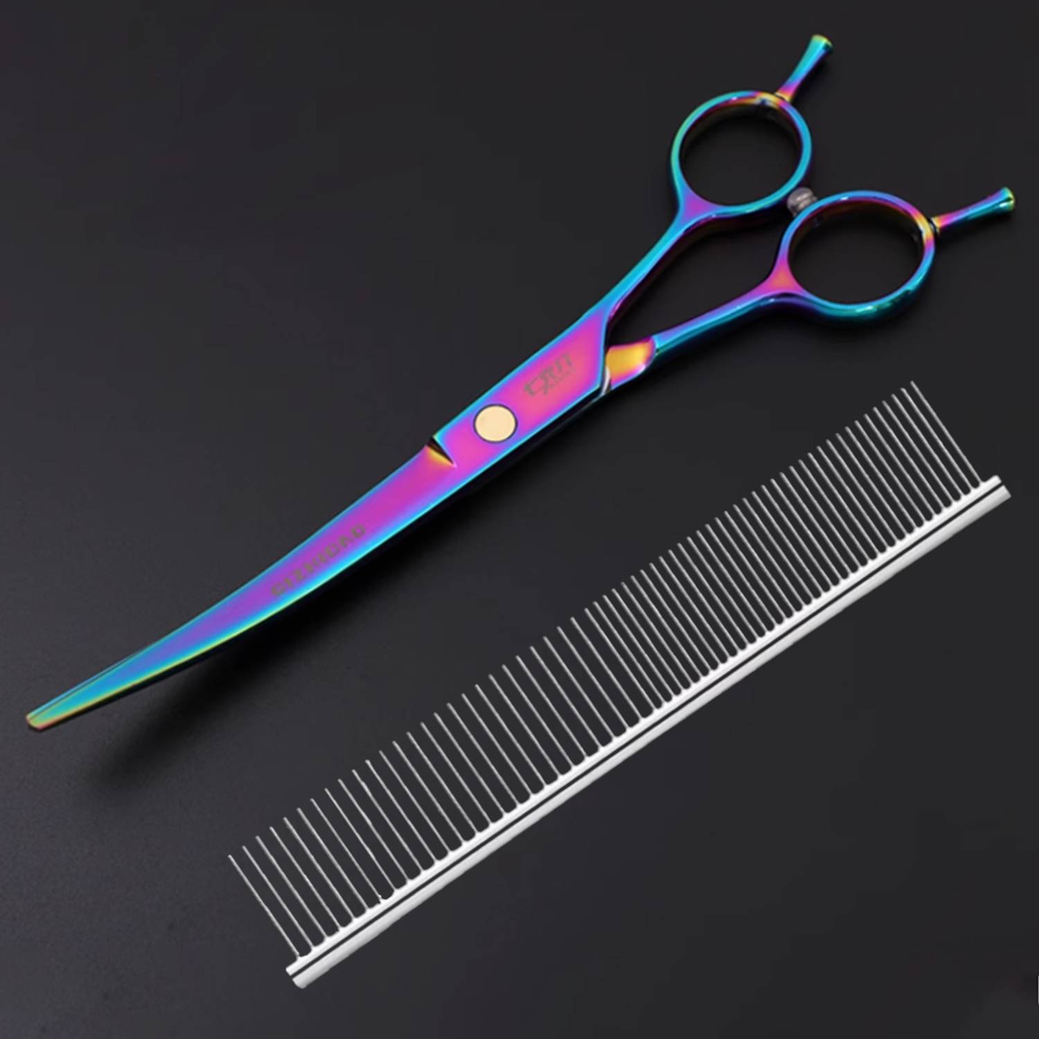 Regenbogenfarbene Friseurscheren und ein weißer Kamm auf dunklem Hintergrund