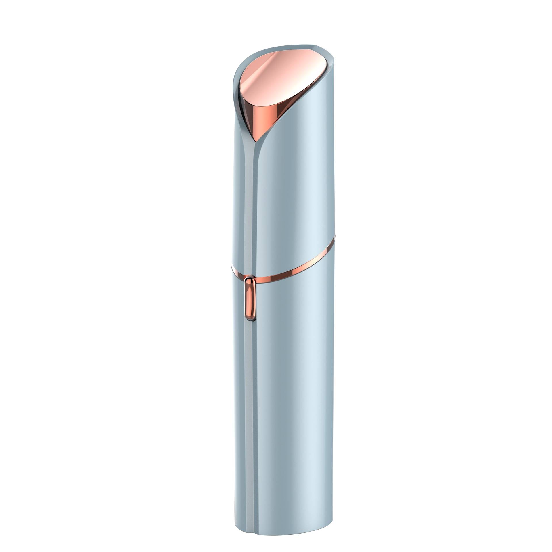 Ein elegantes, silbernes zylindrisches Lippenstiftgehäuse mit rosegoldenen Akzenten, geschlossen auf einem schlichten weißen Hintergrund gezeigt.