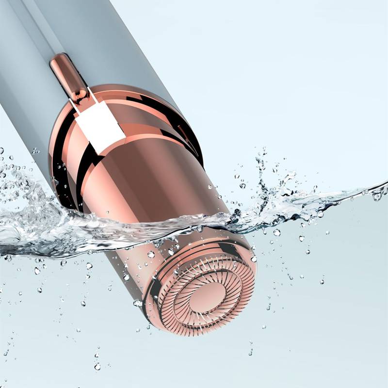 Nahaufnahme eines rosegoldfarbenen Elektrorasierers, der teilweise ins Wasser eingetaucht ist und die wasserdichte Reinigung oder Rasur demonstriert.